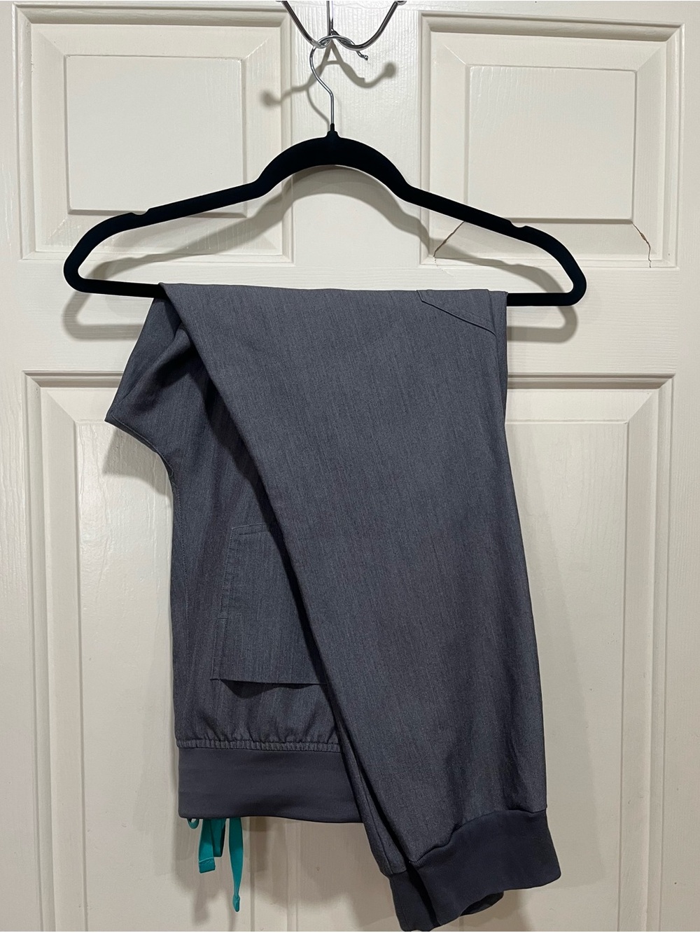 FIGS Graphite Gray Scrub Top & Zamora Joggers in size MEDIUM - Picture 4 of 4